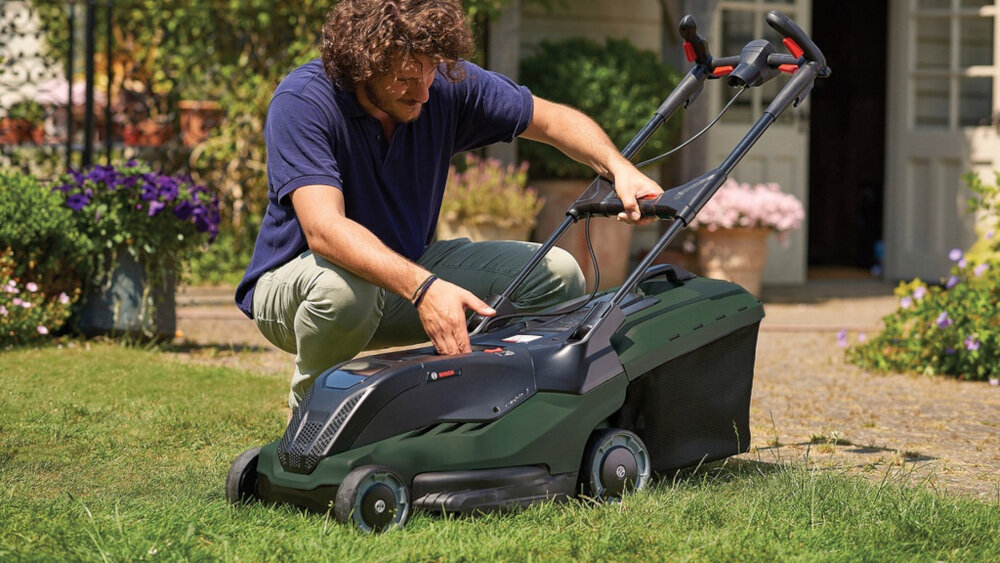 Kosiarka elektryczna BOSCH Advanced Rotak 650 1700W silnik moc 1700 W bardzo cicha praca 89 dB komfortowa praca