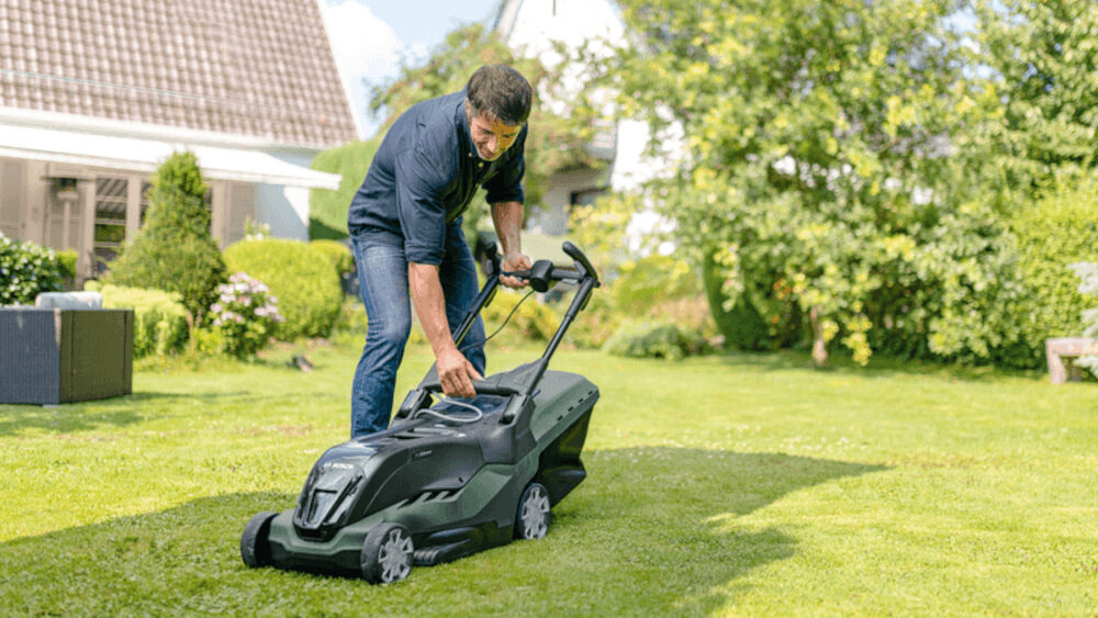 Kosiarka elektryczna BOSCH Advanced Rotak 650 1700W składane uchwyty zdejmowany pojemnik na trawę przechowywanie konstrukcja z wytrzymałych tworzyw sztucznych odporność na uszkodzenia