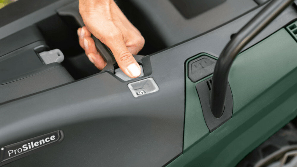 Kosiarka akumulatorowa BOSCH UniversalRotak 36-550 silnik Powerdrive stała moc duża pojemność zbiornika grzebienie precyzyjne koszenie
