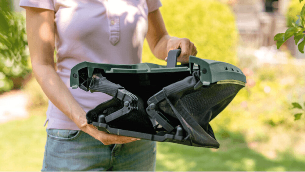 Kosiarka akumulatorowa BOSCH Universal Rotak 36-560 LI 06008B9507 kosz siatkowy na ścinki pojemnośc 40 litrów zintegrowany uchwyt na pokładzie składana konstrukcja kosza