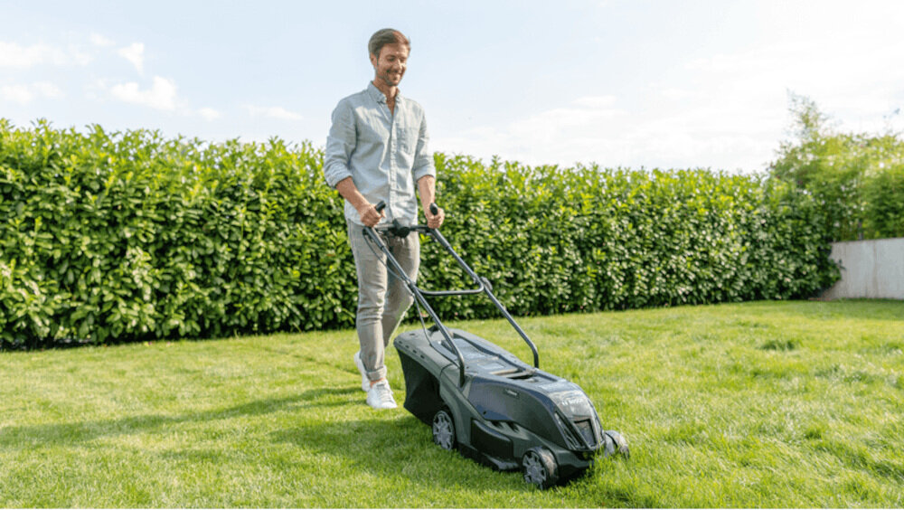 Kosiarka akumulatorowa BOSCH Universal Rotak 36-560 LI 06008B9507 składane uchwyty zdejmowany pojemnik na trawę przechowywanie konstrukcja z wytrzymałych tworzyw sztucznych i stali odporność na uszkodzenia