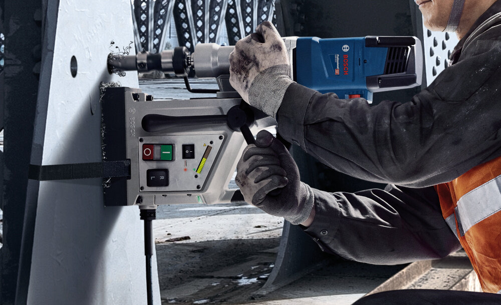 Wiertarka magnetyczna BOSCH GBM 50-2 osoba wierci w metalu na budowie do wiercenia w metalu silnik o mocy 1200 W system laserowego namierzania dwa biegi prędkości obrotowej zakres prędkości od 50 do 510 obr./min