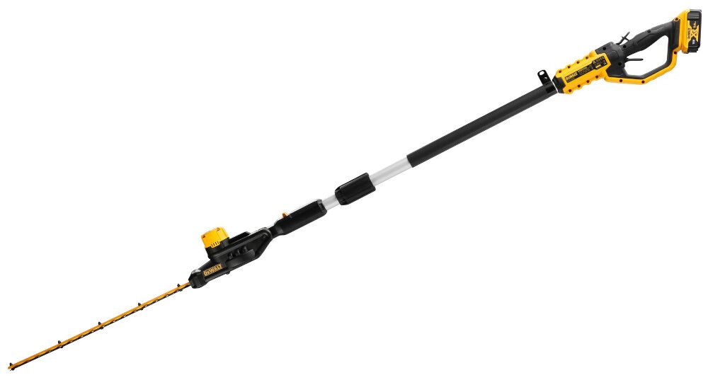 Nożyce do żywopłotu DEWALT DCMPH566P1-QW 550mm 18V akumulatorowe nożyce na białym tle widoczne od przodu pod skosem nożyce do żywopłotu na wysięgniku do przycinania żywopłotów krzewów formowania zieleni w miejscach trudno dostępnych z poziomu gruntu pielęgnacja wysokich i szerokich roślin bezpieczeństwo i komfort pracy zasilanie akumulatorowe swobodne poruszanie się po ogrodzie