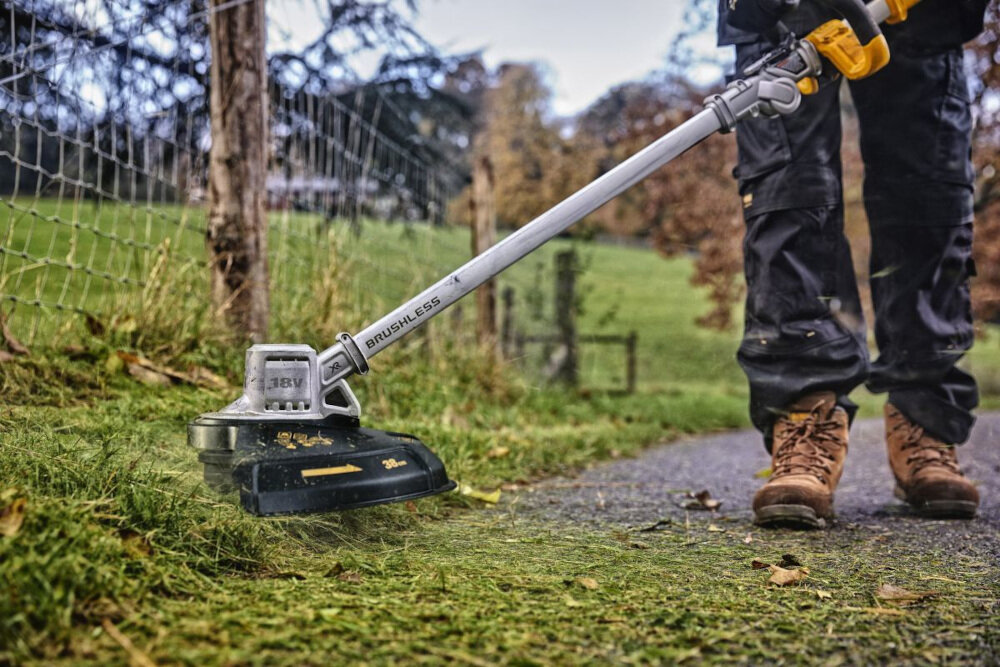Podkaszarka akumulatorowa DEWALT DCMST561P1 zasilanie silnik bezszczotkowy redukuje tarcie oszczędza energię zwiększa wydajność wydłuża żywotność akumulator napięcie 18 V