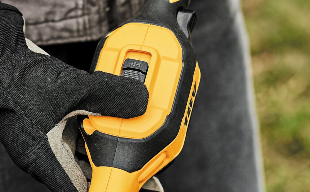 Podkaszarka akumulatorowa DEWALT DCMST561N silnik bezszczotkowy zwiększa możliwości eksploatacyjne 2-biegowa przekładnia pierwszy bieg praca w zakresie od 0 do 4600 obr/min drugi od 0 do 6000 obr/min spust włącznika