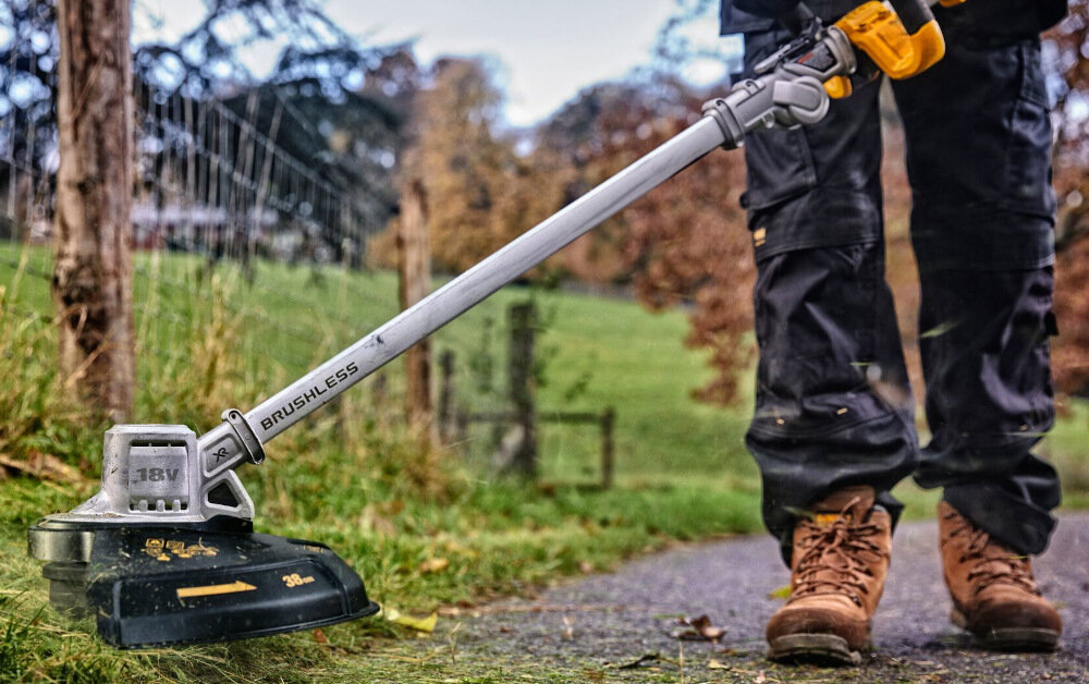 Podkaszarka akumulatorowa DEWALT DCMST561N możliwość regulacji uchwytu rękojeść dodatkowa antypoślizgowy materiał