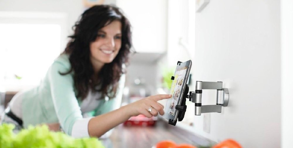 108367 Uchwyt ścienny HAMA do tabletu 7-10.5 cali widok ogólny kuchnia