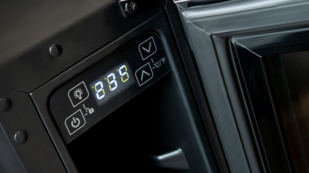 CHŁODZIARKA DO WINA BERG BRGJC7 sterowanie elektroniczne termostat cyfrowy wyświetlacz ustawienia regulacja temperatura