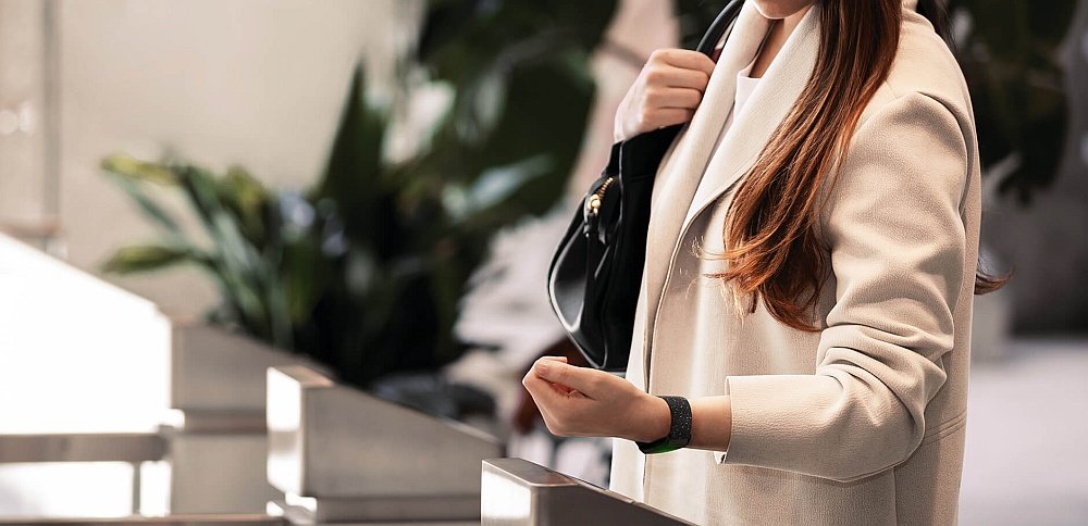 Smartband FITBIT Charge 4 aplikacje muzyka sterowanie