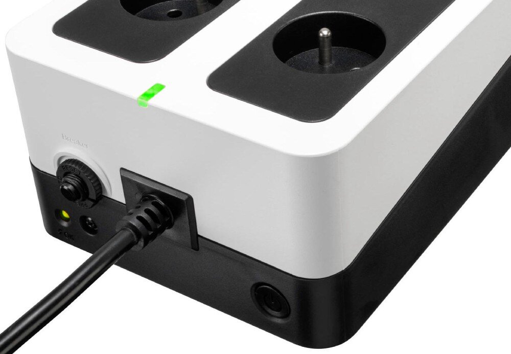 Zasilacz UPS EATON 3S Zbliżenie na tylny panel zasilacza awaryjnego z widocznym grubym kablem zasilającym, gniazdami sieciowymi oraz portami USB i RJ45