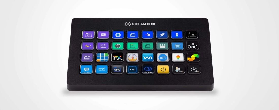 Na obrazie widoczny jest panel z wieloma kolorowymi przyciskami, każdy z ikoną lub symbolem. Na górze panelu znajduje się napis \'STREAM DECK\'.