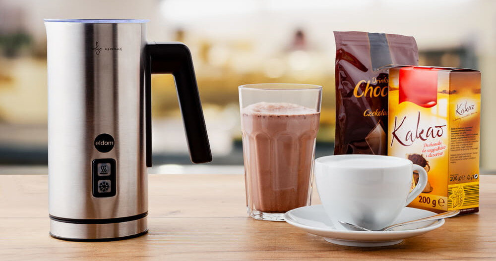 Spieniacz ELDOM SI550 Buzz wygląd design tło wizualizacja Kremowa pianka w domu