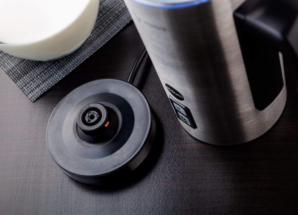 Spieniacz ELDOM SI550 Buzz Trwałe materiały Dzbanek ze stali nierdzewnej o podwójnych ściankach Wewnętrzny pojemnik ze stali szlachetnej z powłoką antyadhezyjną  Obrotowa podstawa z nóżkami antypoślizgowymi