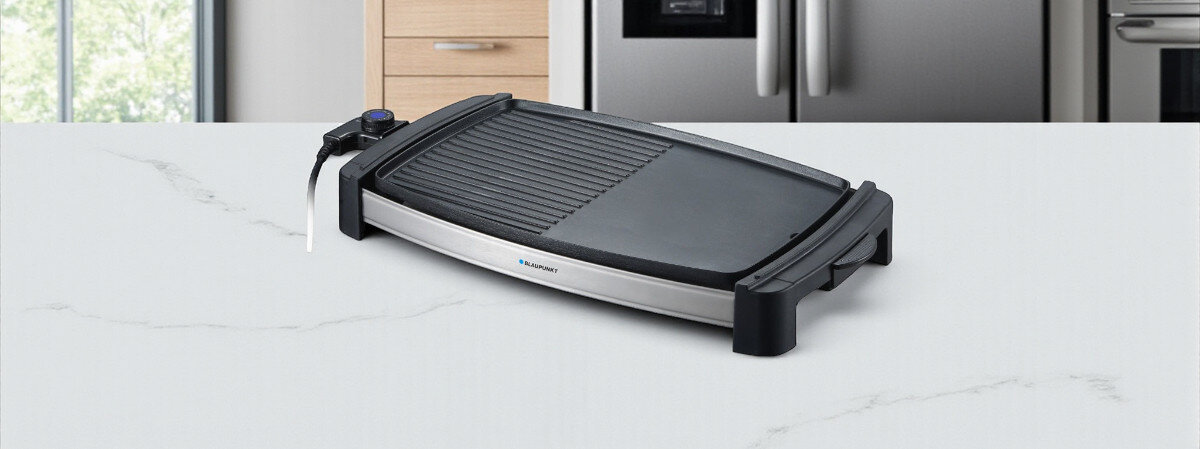 Grill elektryczny BLAUPUNKT GRT301, grillowanie, gotowanie, smażenie, ogród, grill stoi na blacie kuchennym w kuchni frontem prawo skos