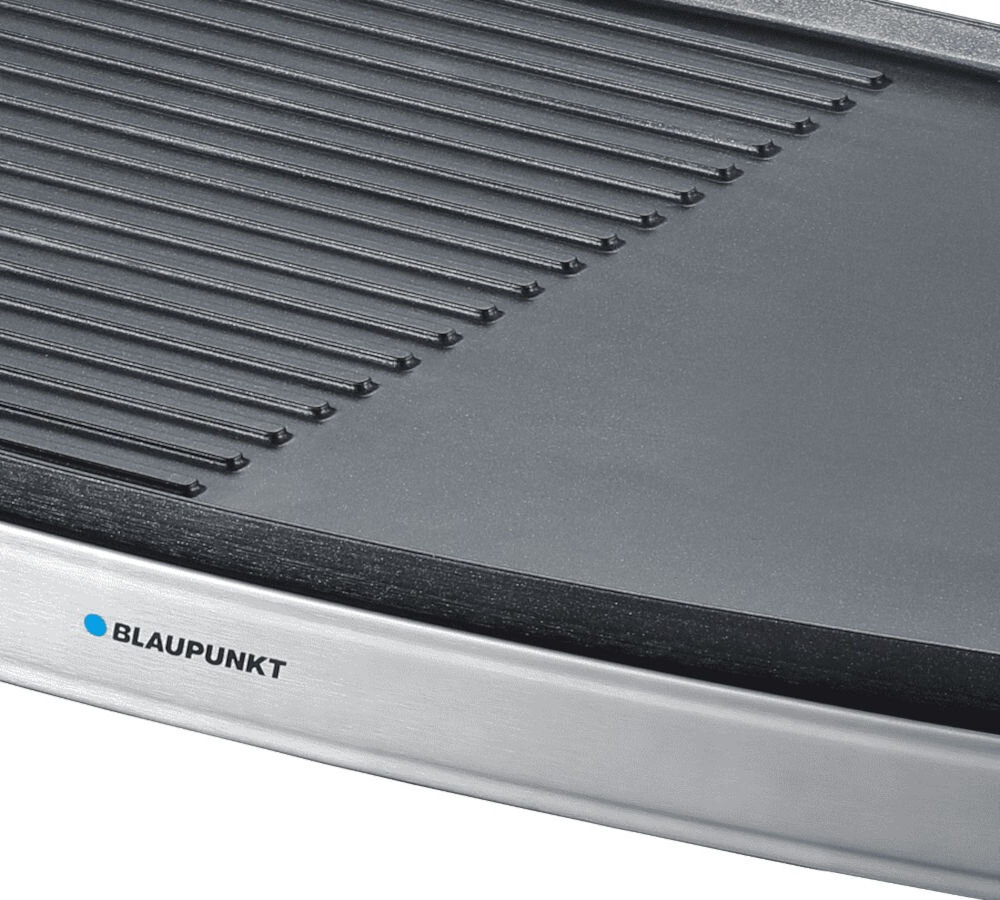 Grill elektryczny BLAUPUNKT GRT301, temperatura, robocza, przygotowanie, płyta, na białym tle zbliżenie na płytę grzewczą karbowaną oraz gładką