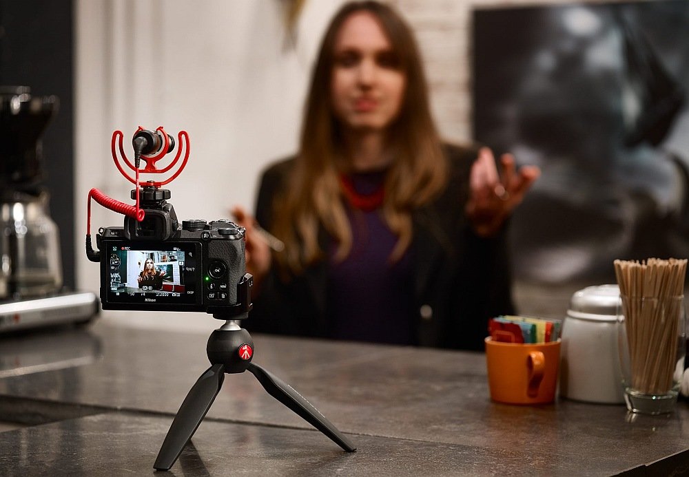 Aparat NIKON Z50 Vlogger Kit montaż statyw ekran odchylany