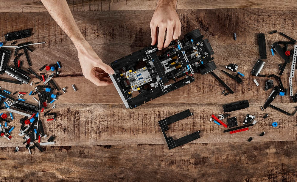 LEGO Technic Szybcy i Wściekli Dodge Charger - Dominic Toretto elementy wykonane z dużą starannością realistyczna replika