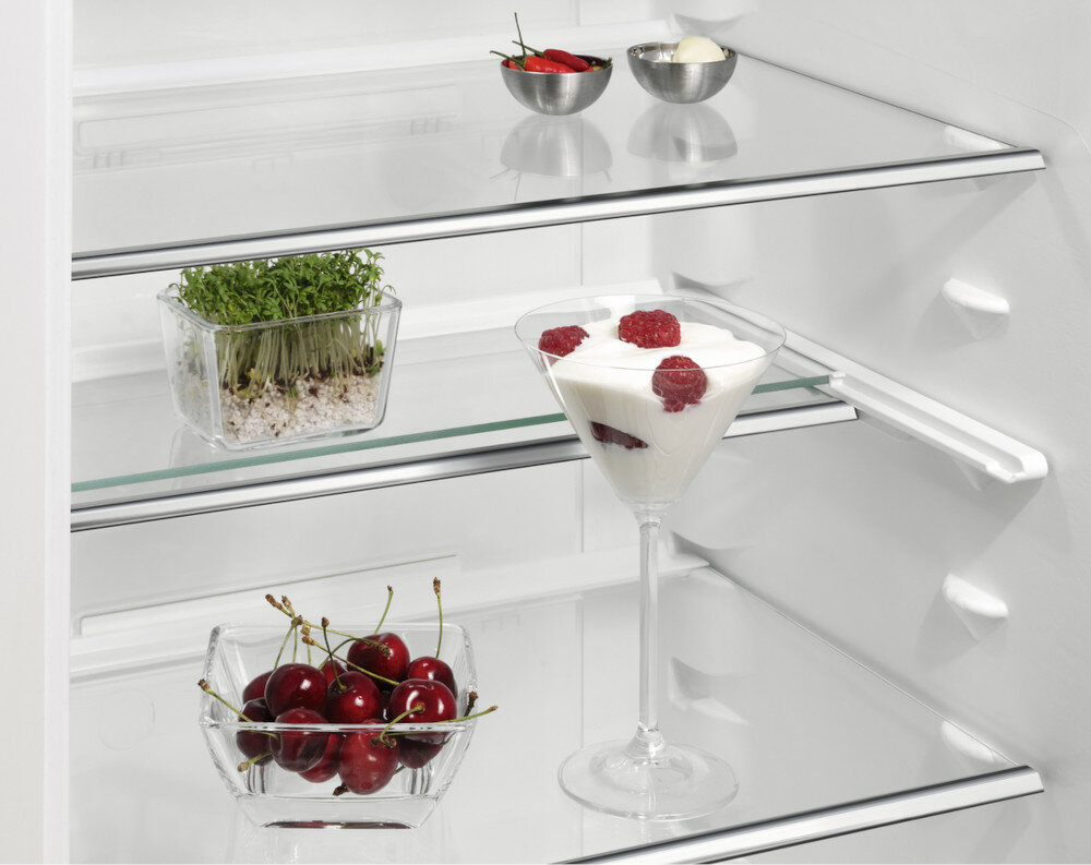 Lodówka AEG SKE818E1DC przestrzen pojemnosc polka flexishelf
