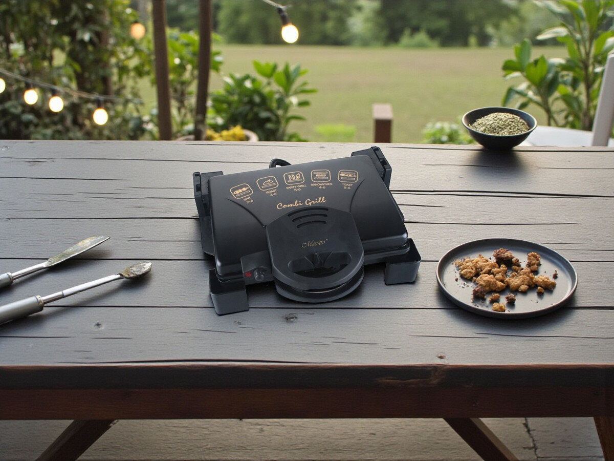 Grill elektryczny MAESTRO MR-717, gotowanie, smażenie, ogród, grill, grill stoi na stole drewnianym w tle ogród