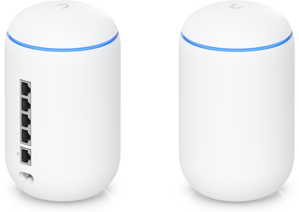 Router UBIQUITI UDM-EU Dwa białe urządzenia w kształcie walca, z których lewe prezentuje tylny panel z gniazdem zasilania oraz pięcioma portami Ethernet, a prawe ukazuje gładki front z niebieskim pierścieniem świetlnym u góry