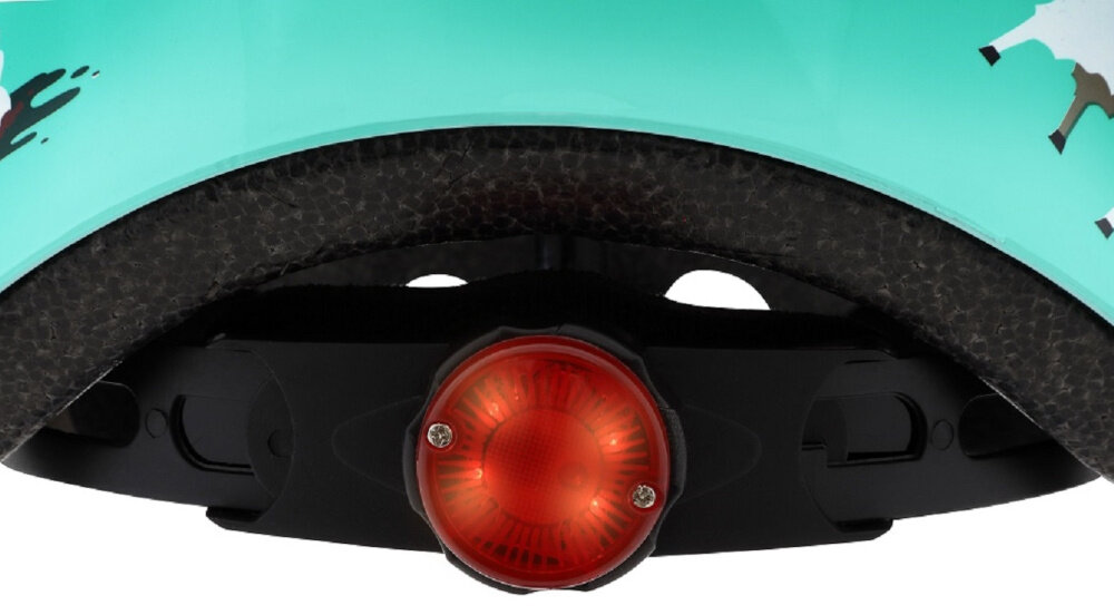 Kask HORNIT Lama Błękitny dla Dzieci (rozmiar S) zbliżenie na lampkę wbudowaną lampkę z trzema trybami świecenia zwiększa widoczność dziecka porosty system obsługi wystarczy przycisnąć lampkę jedno to tryb migający dwa to tryb pulsacyjny trzy to światło ciągłe czwarte naciśnięcie wyłącza światło