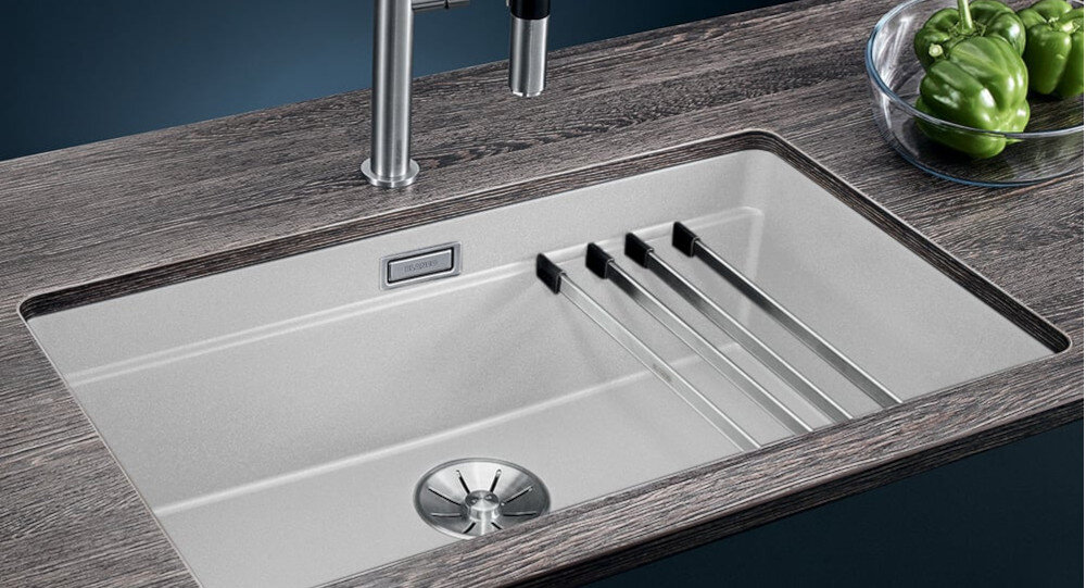 ZLEWOZMYWAK BLANCO ETAGON 700-U 525171 wymiary Głębokość szerokość komora szerokość podbudowy Odpływ zawór wykorzystanie przestrzeni nakładane szyny ETAGON stal szlachetna przestrzeń robocza łatwość pielęgnacji czyszczenie usuwanie zabrudzń woda bez chemii wysoka jakość trwały kompozyt Silgranit PuraDur niezawodny solidny odporny na zarysowania wysokie temperatury podwieszany jednokomorowy funkcjonalność kolor biały duża komora Silgranit PuraDur trwałość łatwa pielęgnacja 