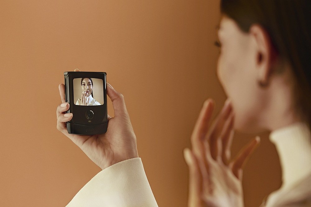 Smartfon MOTOROLA Razr aparat fotografia zdjęcia obiektyw