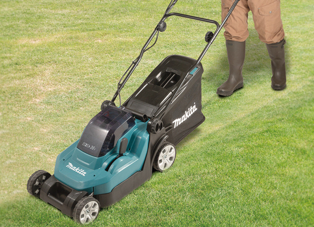 Kosiarka akumulatorowa MAKITA DLM382Z ogród trawnik osoba kosi trawnik zadbany ogród efektywne koszenie mobilność