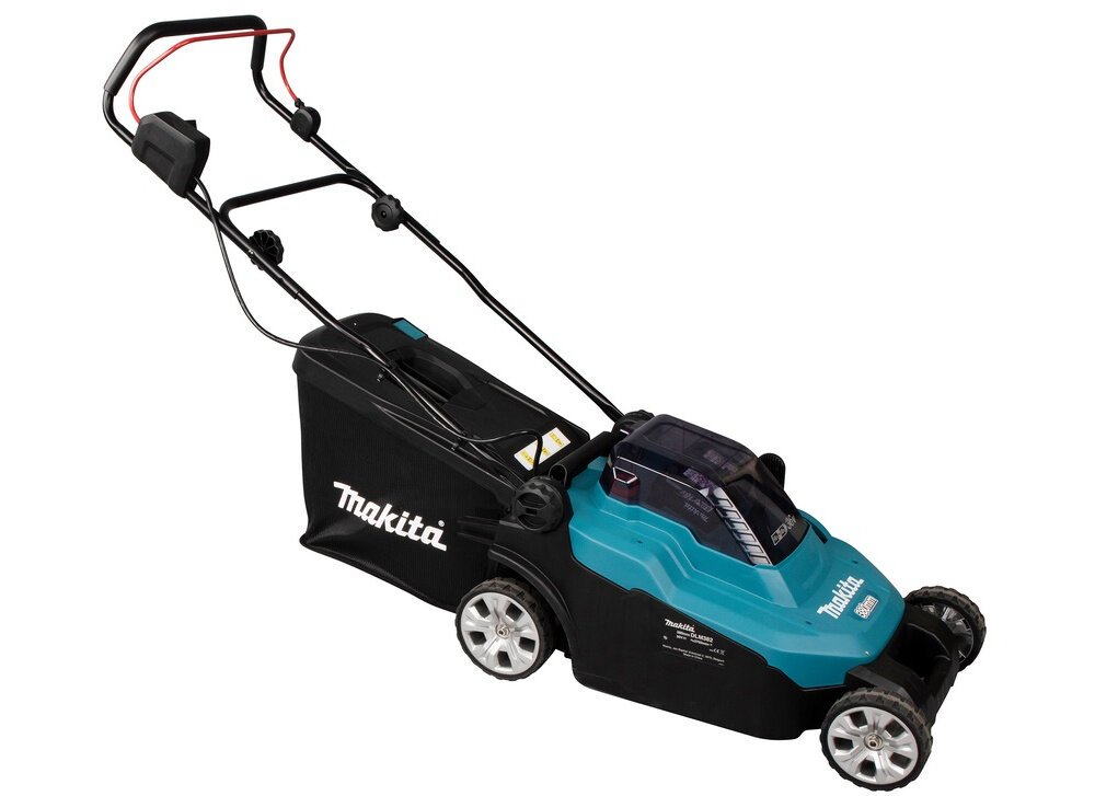 Kosiarka akumulatorowa MAKITA DLM382Z kosiarka na białym tle widoczna od przodu pod skosem do precyzyjnego i wygodnego koszenia trawnika bez ograniczeń przewodem zasilanie akumulatorowe do pracy przy mniejszych średnich powierzchniach