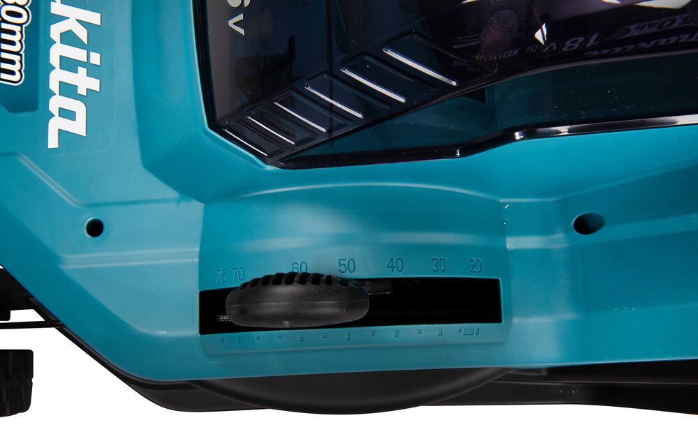 Kosiarka akumulatorowa MAKITA DLM382Z zbliżenie na pokrętło do regulacji wysokości koszenia 13-stopniowa regulacja wysokości koszenia w zakresie od 20 do 75 mm łatwe dopasowanie długości trawy do indywidualnych potrzeb i warunków ogrodu