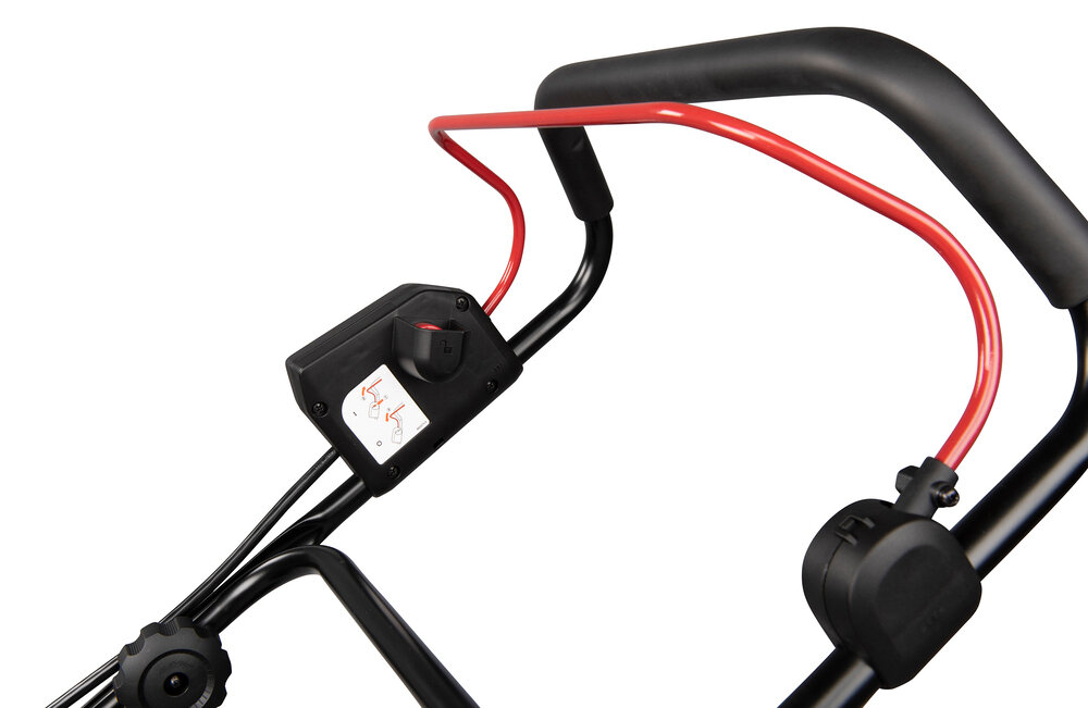 Kosiarka akumulatorowa MAKITA DLM382Z białe tło zbliżenie na uchwyt piankowa powłoka uchwytu komfort pewność chwytu wbudowany uchwyt transportowy waga około 16,2 kg wymiary po złożeniu 860 x 450 x 475 mm