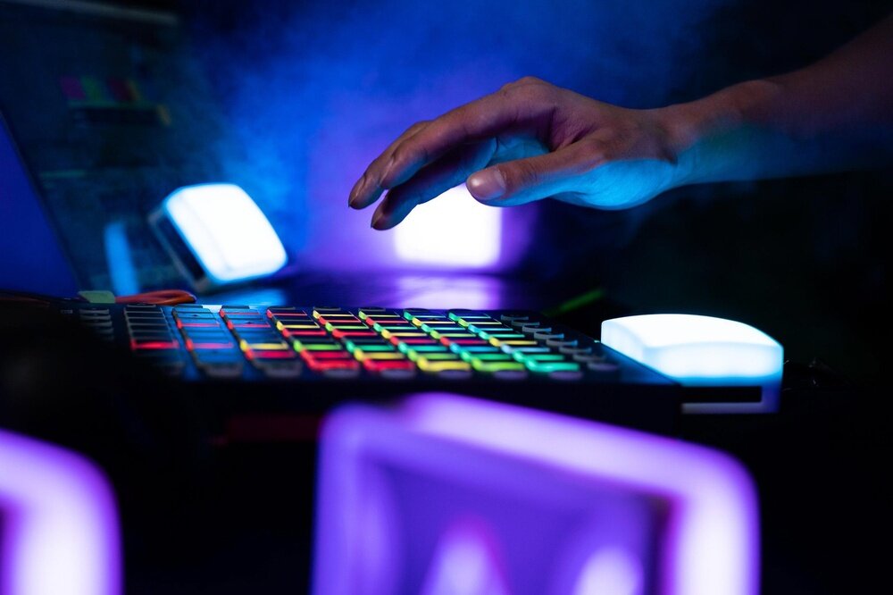 Lampa LED Aputure MC przy sprzęcie komputerowym HSI, CCT i FX 9 efektów specjalnych 