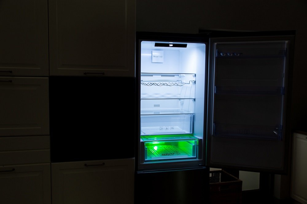 Lodowka-BEKO-MCNA406E40ZXBN oswietlenie led diody energooszczędne