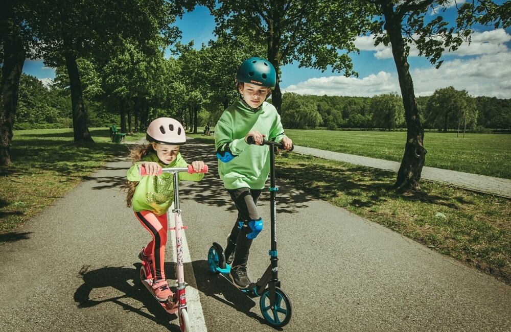 Hulajnoga dla dzieci SPOKEY Nerf Hasbro Noise Czarno pomarańczowy Stworzona z myślą o rosnących miłośnikach skatingu Płynność ruchu oraz umożliwia osiąganie dużych prędkości