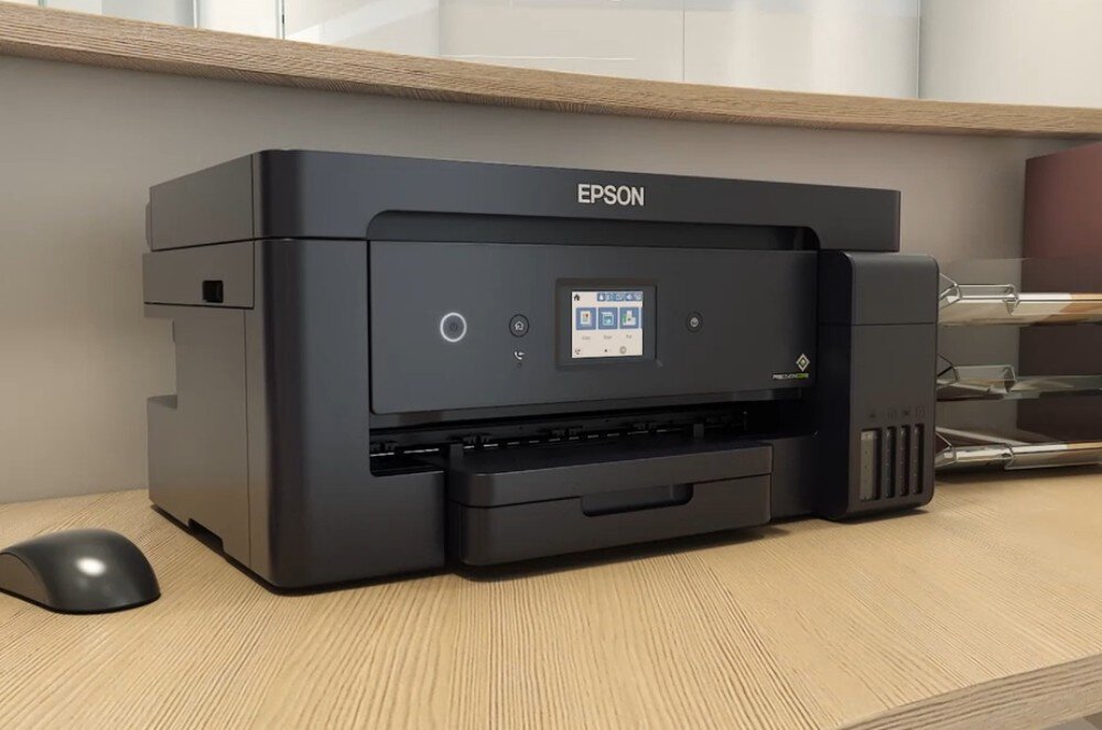 Urządzenie wielofunkcyjne EPSON EcoTank L14150 urządzenie stojące na drewnianym biurku