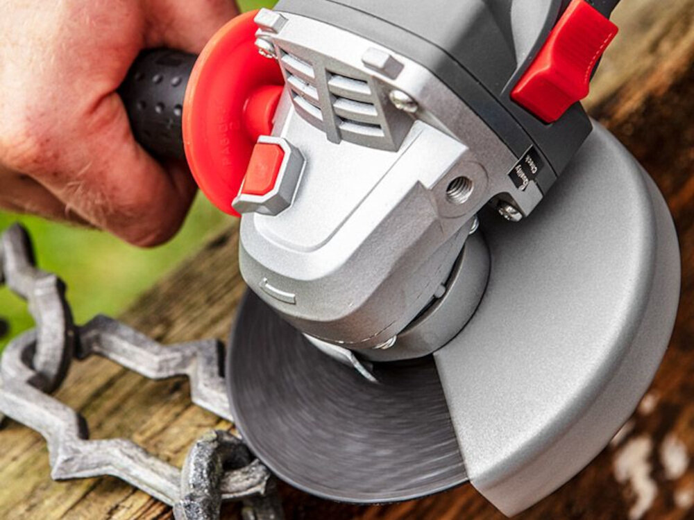 Szlifierka kątowa GRAPHITE 59G175 2-stopniowy przycisk przycisk blokady wrzeciona główna rękojeść pokryta antypoślizgowym materiałem tarcza o średnicy 125 mm