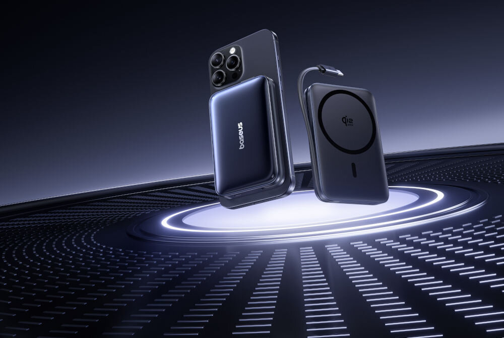 Powerbank BASEUS PicoGo AM61 QI2.2 10000 mAh 45W Czarny Powerbank Baseus Qi2 i smartfon z przyczepionym powerbankiem unoszą się nad futurystycznym podświetlonym podłożem, z efektami świetlnymi podkreślającymi nowoczesność i technologię urządzeń.

