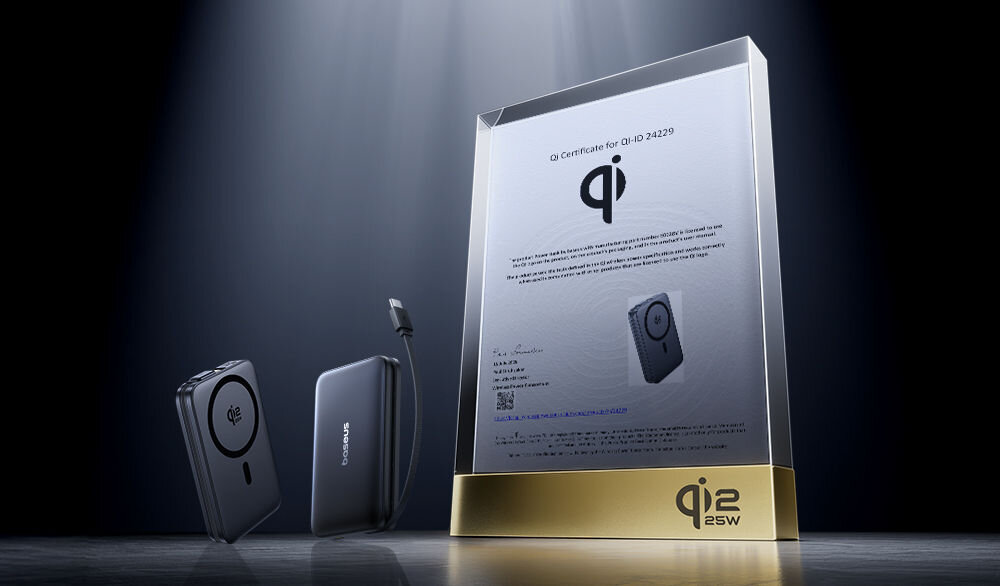 Powerbank BASEUS PicoGo AM61 QI2.2 10000 mAh 45W Czarny Powerbank Baseus Qi2 25W oraz bezprzewodowa ładowarka Baseus Qi2 są pokazane obok certyfikatu Qi na czarno-złotym tle, podświetlone reflektorem. Certyfikat potwierdza zgodność urządzeń z normą Qi.

