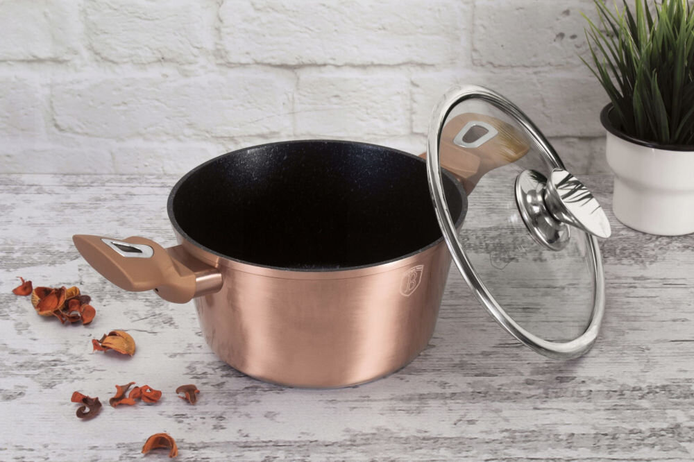 Garnek BERLINGER HAUS Rose Gold Edition BH1514N 20 cm garnek stoi bokiem obok pokrywka srebrne elementy garnek jasne tło potrójna warstwa powłoki marmurowej zapobieganie przywieraniu zdrowe gotowanie z minimalną ilością tłuszczu wysoka odporność na zarysowania naturalny smak i aromat