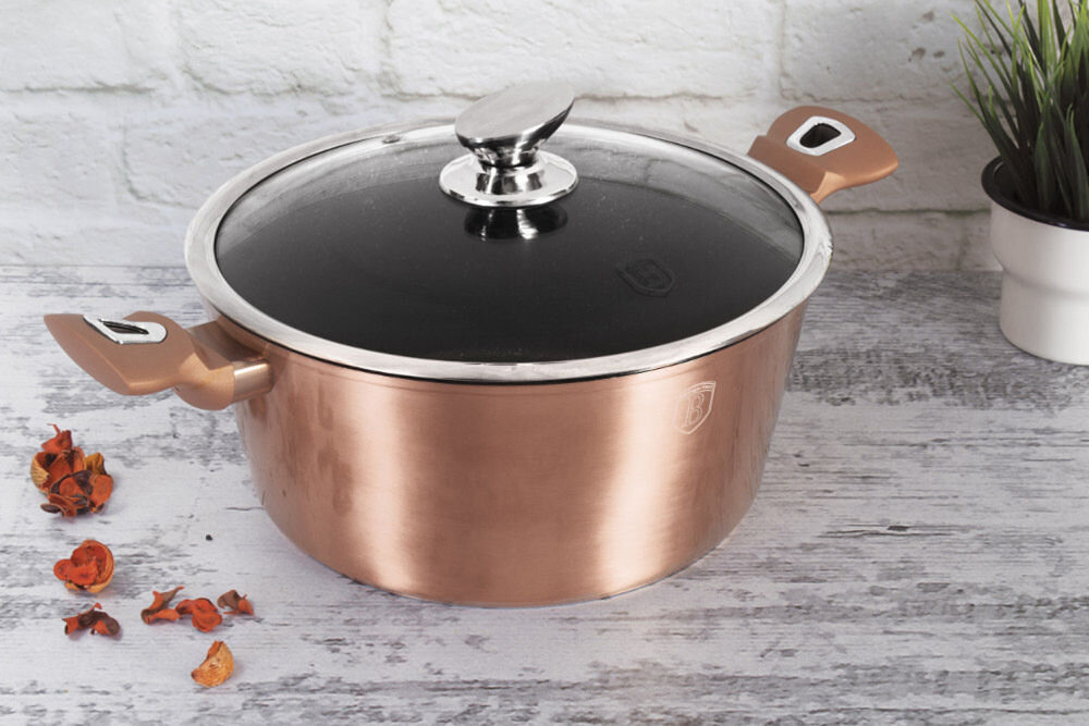 Garnek BERLINGER HAUS Rose Gold Edition BH1514N 20 cm garnek stoi na jasnym blacie stoi bokiem złoty kolor uchwyty pokrywka srebrne elementy Technologia TURBO INDUCTION efektywne oszczędne gotowanie całkowicie bezpieczny dla zdrowia nie zawiera PFOA, ołowiu ani kadmu funkcjonalna technologia szybkie zdrowe gotowanie wygoda dbałość o środowisko