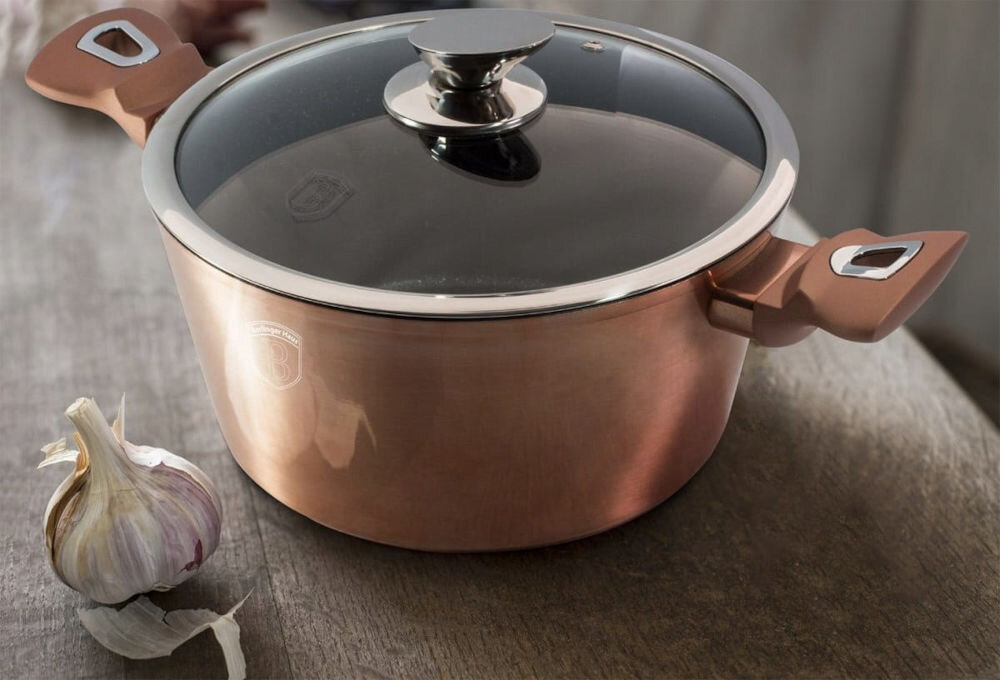 Garnek BERLINGER HAUS Rose Gold Edition BH1514N 20 cm garnek stoi na blacie złoty kolor zamknięty pokrywką uchwyty dla profesjonalnych kucharzy domowi entuzjaści gotowania uniwersalny rozmiar elegancki design funkcjonalne technologie dla wymagających użytkowników
