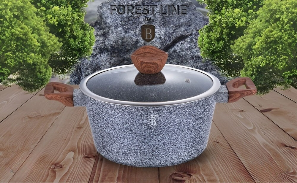 Garnek BERLINGER HAUS Forest Line BH1197 24 cm do każdej kuchni garnek szary kolor uchwyty imitujące drewno pokrywka stoi na drewnianej powierzchni roślinne tło