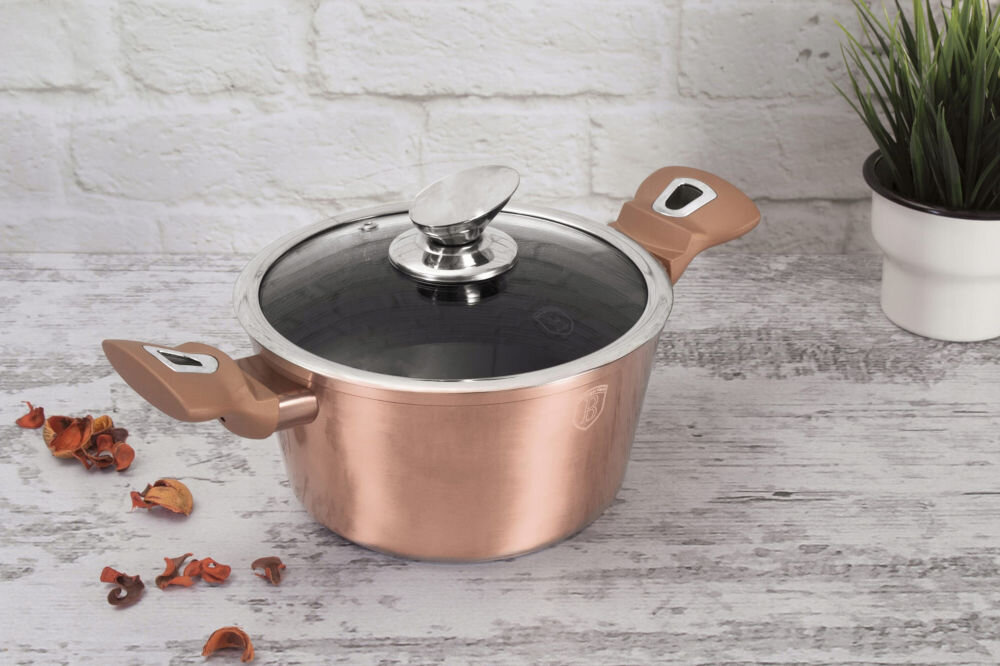 Garnek BERLINGER HAUS Rose Gold Edition BH1515 24 cm garnek stoi na jasnym blacie stoi bokiem złoty kolor uchwyty pokrywka srebrne elementy Technologia TURBO INDUCTION efektywne oszczędne gotowanie całkowicie bezpieczny dla zdrowia nie zawiera PFOA, ołowiu ani kadmu funkcjonalna technologia szybkie zdrowe gotowanie wygoda dbałość o środowisko