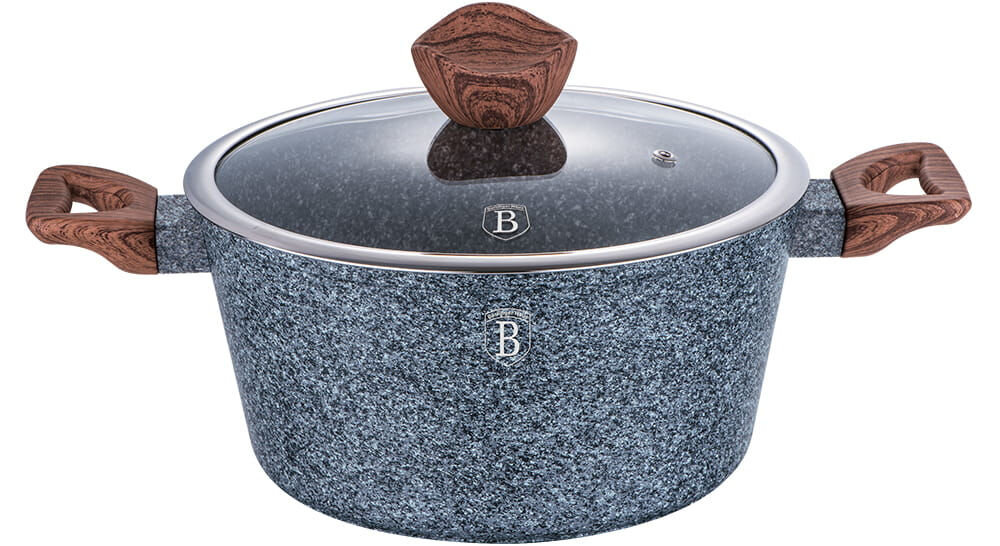 Garnek BERLINGER HAUS Forest Line BH-1198 28 cm garnek szary kolor elementy imitujące drewno zamknięty pokrywką białe tło średnica 28 cm pojemność 6,1 litra wysoka jakość wykonania odlew aluminiowy wytrzymałe tworzywo sztuczne solidność trzywarstwowa powłoka marmurowa właściwości nieprzywierające brak PFOA bezpieczny dla zdrowia solidna konstrukcja w codziennym użytkowaniu komfort wygoda