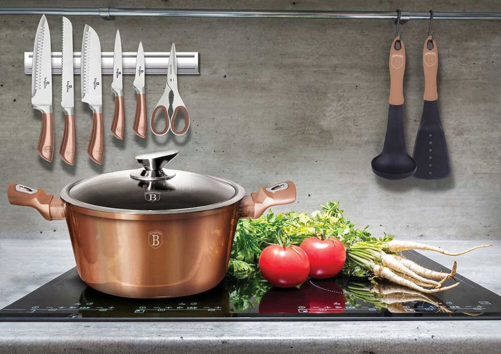 Garnek BERLINGER HAUS Rose Gold BH-1516 28 cm tło kuchenne garnek stoi na płycie złoty kolor uchwyty zamknięty pokrywką srebrne elementy do każdej kuchni