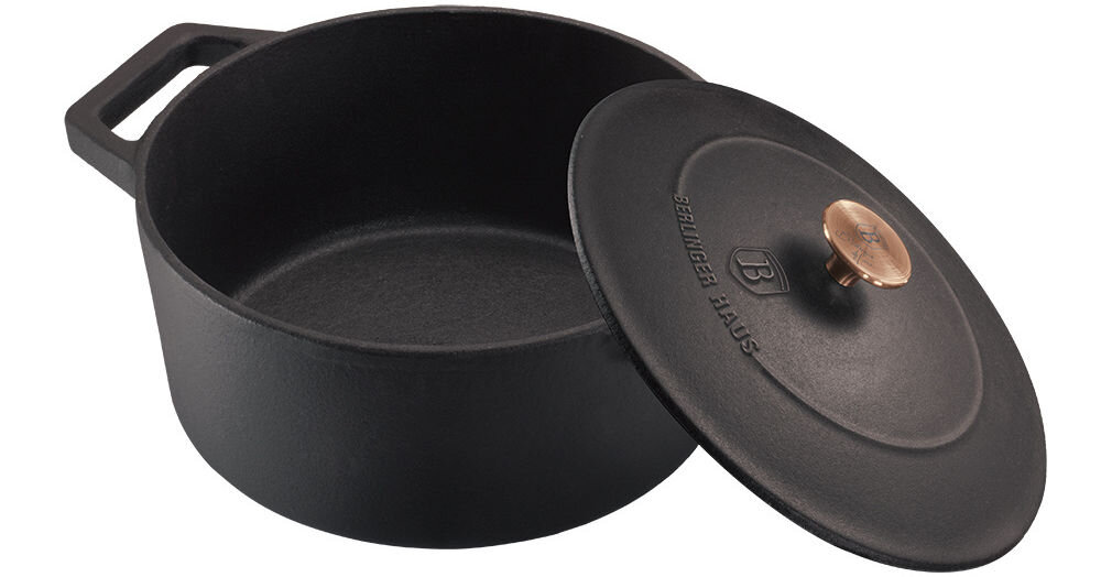 Garnek BERLINGER HAUS Strong Mold Różowe złoto 24 cm garnek stojący bokiem ciemny kolor dno uchwyt oparta pokrywa miedziany uchwyt na pokrywie białe tło naturalny materiał żeliwo do potraw przedostają się niewielkie ilości żelaza dla osób z niedoborem żelaza lub anemią solidne zdrowe rozwiązanie