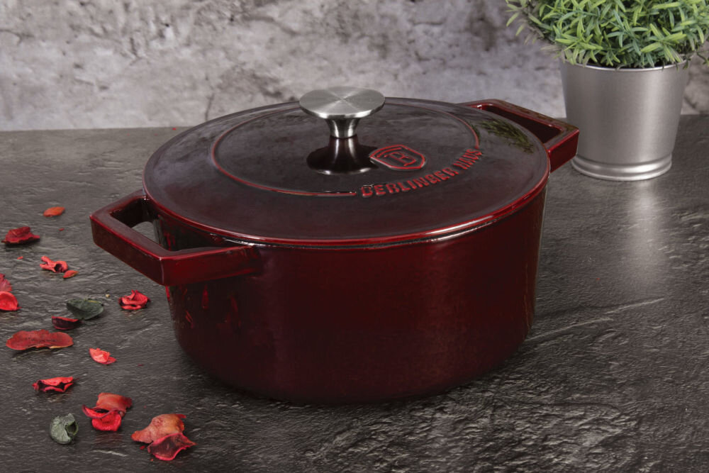 Garnek BERLINGER HAUS Strong Mold Czerwony 24 cm  do każdej kuchni garnek stoi na blacie czerwony zamknięty pokrywka srebrny uchwyt na pokrywce 