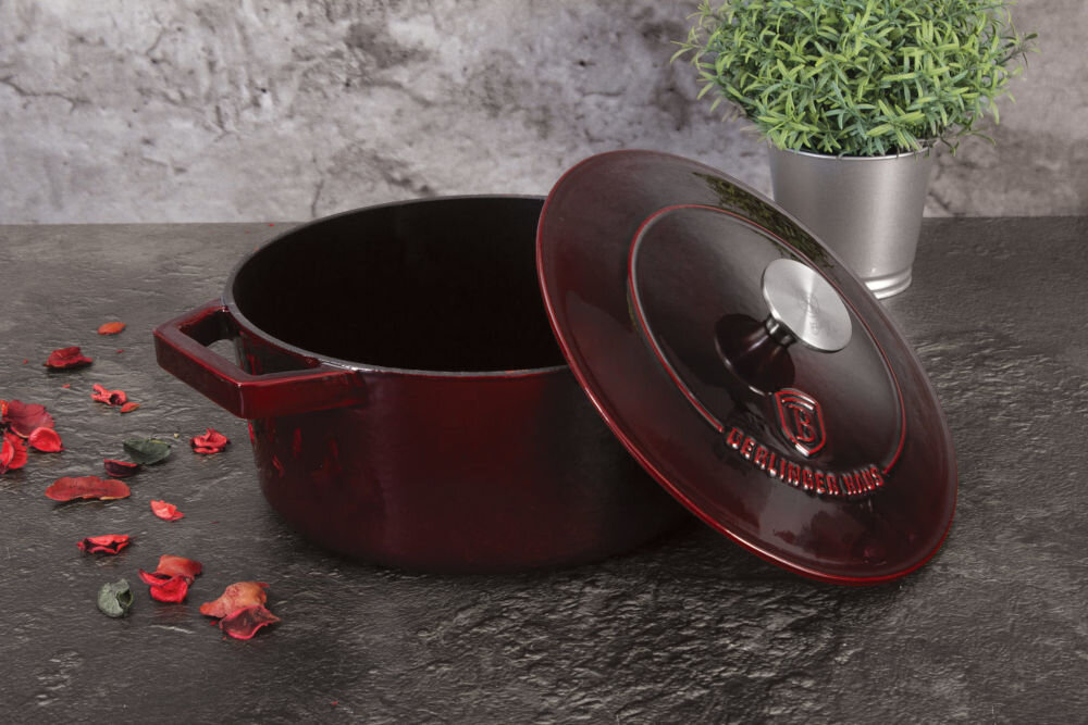 Garnek BERLINGER HAUS Strong Mold Czerwony 24 cm czerwony garnek stoi na blacie oparta czerwona pokrywka srebrny uchwyt na pokrywce żłobienia na pokrywce odporny na ścieranie i wysokie temperatury na kuchenkach gazowych, elektrycznych, indukcyjnych i ceramicznych do pieczenia w piekarniku i gotowania na ognisku  równomiernie rozprowadza ciepło pokrywa zatrzymywanie wilgoci i aromatu 