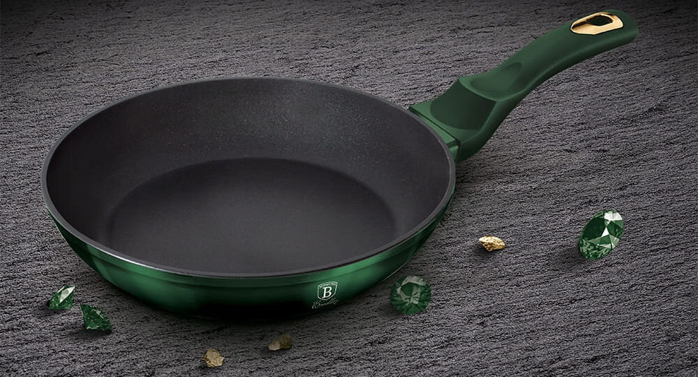 Patelnia BERLINGER HAUS Emerald Edition BH/6047 24 cm patelnia zielona na zewnątrz czarna w środku rozsypane kamienie obok ciemne tło do każdej kuchni 