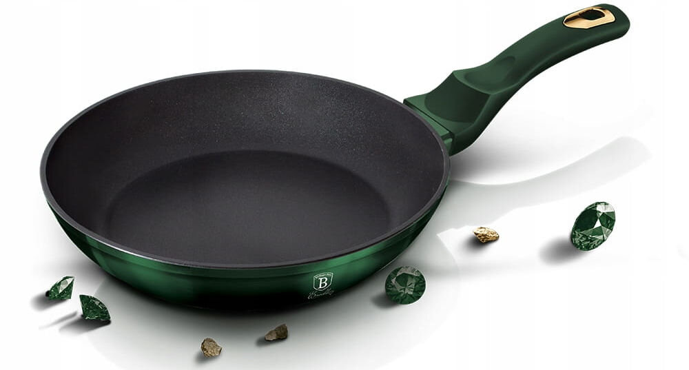 Patelnia BERLINGER HAUS Emerald Edition BH/6047 24 cm patelnia kamienie wokół zielony kolor rączka złote elementy średnica 24 cm styl funkcjonalność z wysokiej jakości kutego aluminium optymalna dystrybucja ciepła szybkie nagrzewanie system Turbo Induction oszczędność 35 % energii zewnętrzna powłoka metaliczny zielony kolor 